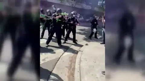 La policía de Los Ángeles carga contra activistas durante una protesta LGTBIQ+ La policía de Los Ángeles carga contra activistas durante una protesta LGTBIQ+