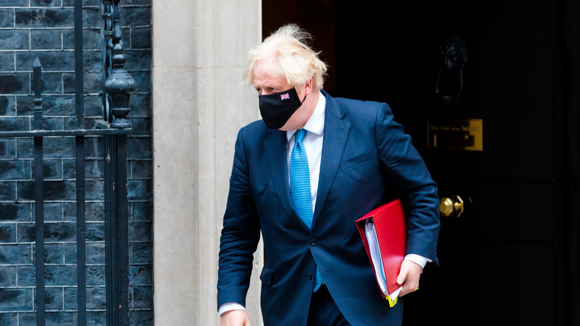El primer ministro británico, Boris Johnson, en la puerta de Downing Street 