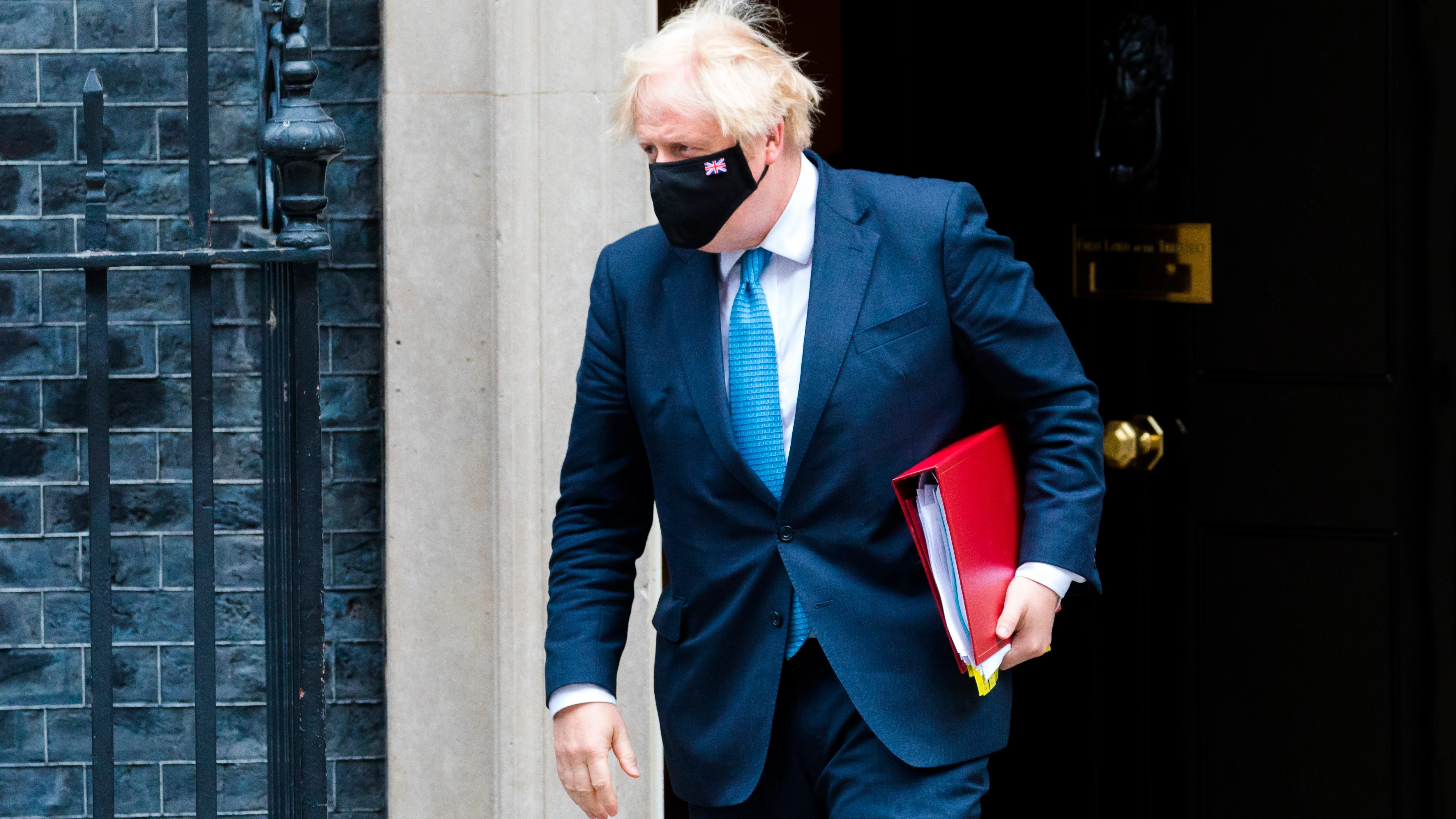 El primer ministro brit&aacute;nico, Boris Johnson, en la puerta de Downing Street 