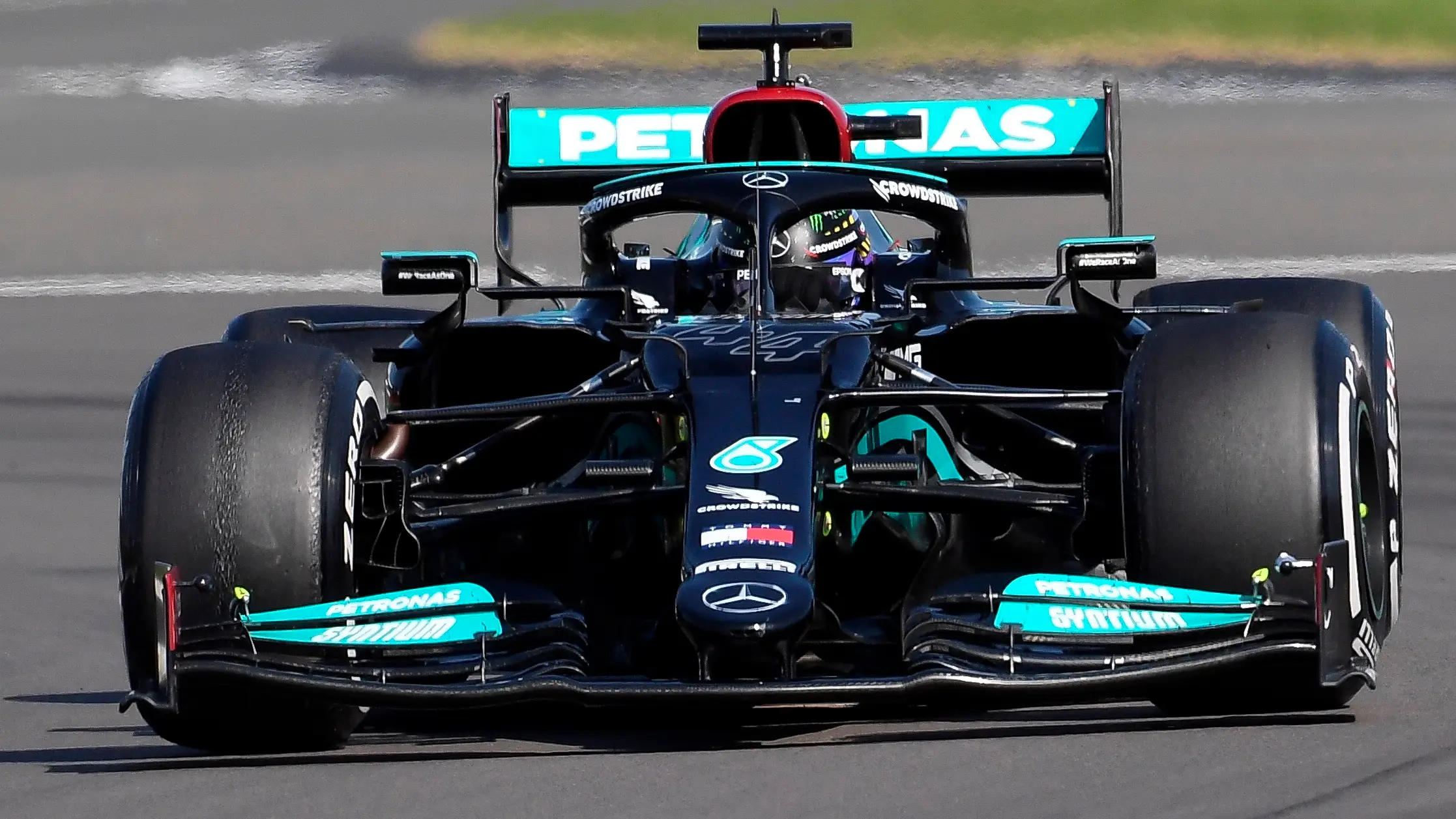 Hamilton gana el GP de Silverstone tras el accidente de Verstappen, Sainz es 6º y Alonso 7º Hamilton gana el GP de Silverstone tras el accidente de Verstappen, Sainz es 6º y Alonso 7º