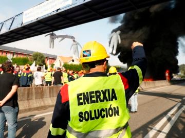 Trabajadores del complejo industrial de Alcoa en San Cibrao (Lugo) se manifiestan 