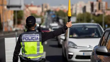 gentes de la Policía Nacional en un control en la Nacional V, para vigilar el cumplimiento de las restricciones a la movilidad impuestas por el estado de alarma gentes de la Policía Nacional en un control en la Nacional V, para vigilar el cumplimiento de las restricciones a la movilidad impuestas por el estado de alarma
