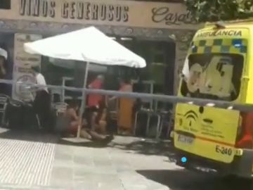 Atropello múltiple al invadir un coche la acera en el centro de Marbella