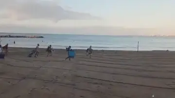 Gente corriendo en la playa Torrevieja Gente corriendo en la playa Torrevieja