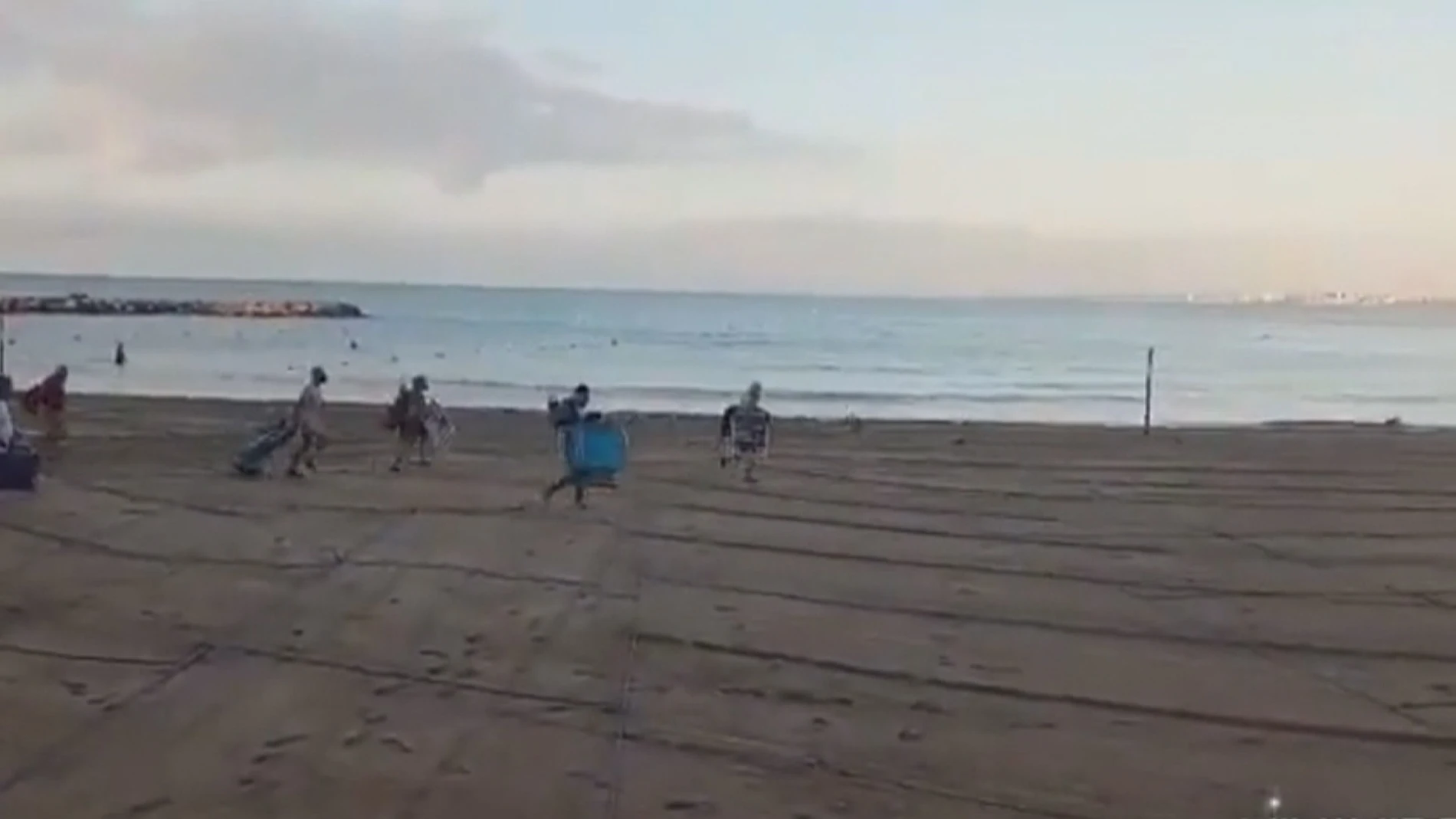 Gente corriendo en la playa Torrevieja 