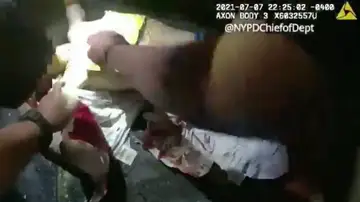 Un policía de Nueva York salva la vida de una persona con una bolsa de patatas fritas Un policía de Nueva York salva la vida de una persona con una bolsa de patatas fritas