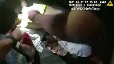 Un policía de Nueva York salva la vida de una persona con una bolsa de patatas fritas Un policía de Nueva York salva la vida de una persona con una bolsa de patatas fritas