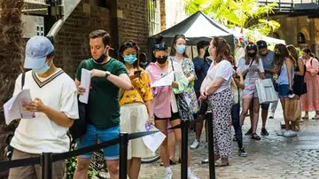 Ciudadanos británicos esperan a ser vacunados Ciudadanos británicos esperan a ser vacunados