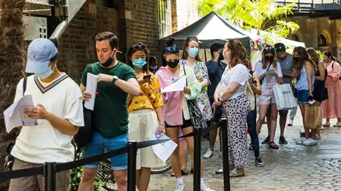 Ciudadanos británicos esperan a ser vacunados Ciudadanos británicos esperan a ser vacunados