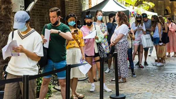 Ciudadanos británicos esperan a ser vacunados Ciudadanos británicos esperan a ser vacunados