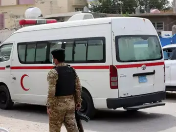 Un policía junto a una ambulancia en Bagdad Un policía junto a una ambulancia en Bagdad