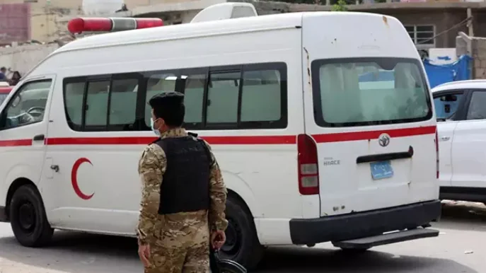 Un polic&iacute;a junto a una ambulancia en Bagdad