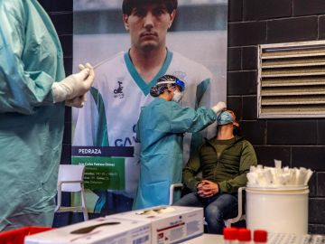 Sanitarios realizan pruebas PCR en los campos de sport de El Sardinero. 