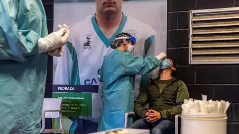 Sanitarios realizan pruebas PCR en los campos de sport de El Sardinero. Sanitarios realizan pruebas PCR en los campos de sport de El Sardinero.