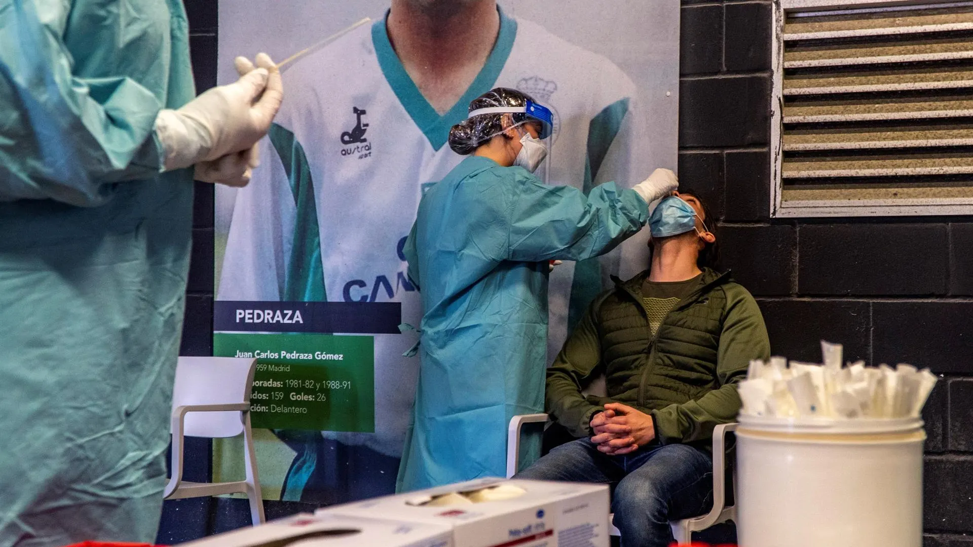 Sanitarios realizan pruebas PCR en los campos de sport de El Sardinero. 