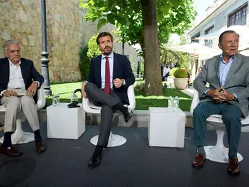 El presidente nacional del Partido Popular, Pablo Casado (c), el exministro y presidente de la Fundación Transición Española, Rafael Arias Salgado (i) y el exministro y diplomático Ignacio Camuñas El presidente nacional del Partido Popular, Pablo Casado (c), el exministro y presidente de la Fundación Transición Española, Rafael Arias Salgado (i) y el exministro y diplomático Ignacio Camuñas