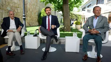 El presidente nacional del Partido Popular, Pablo Casado (c), el exministro y presidente de la Fundación Transición Española, Rafael Arias Salgado (i) y el exministro y diplomático Ignacio Camuñas El presidente nacional del Partido Popular, Pablo Casado (c), el exministro y presidente de la Fundación Transición Española, Rafael Arias Salgado (i) y el exministro y diplomático Ignacio Camuñas