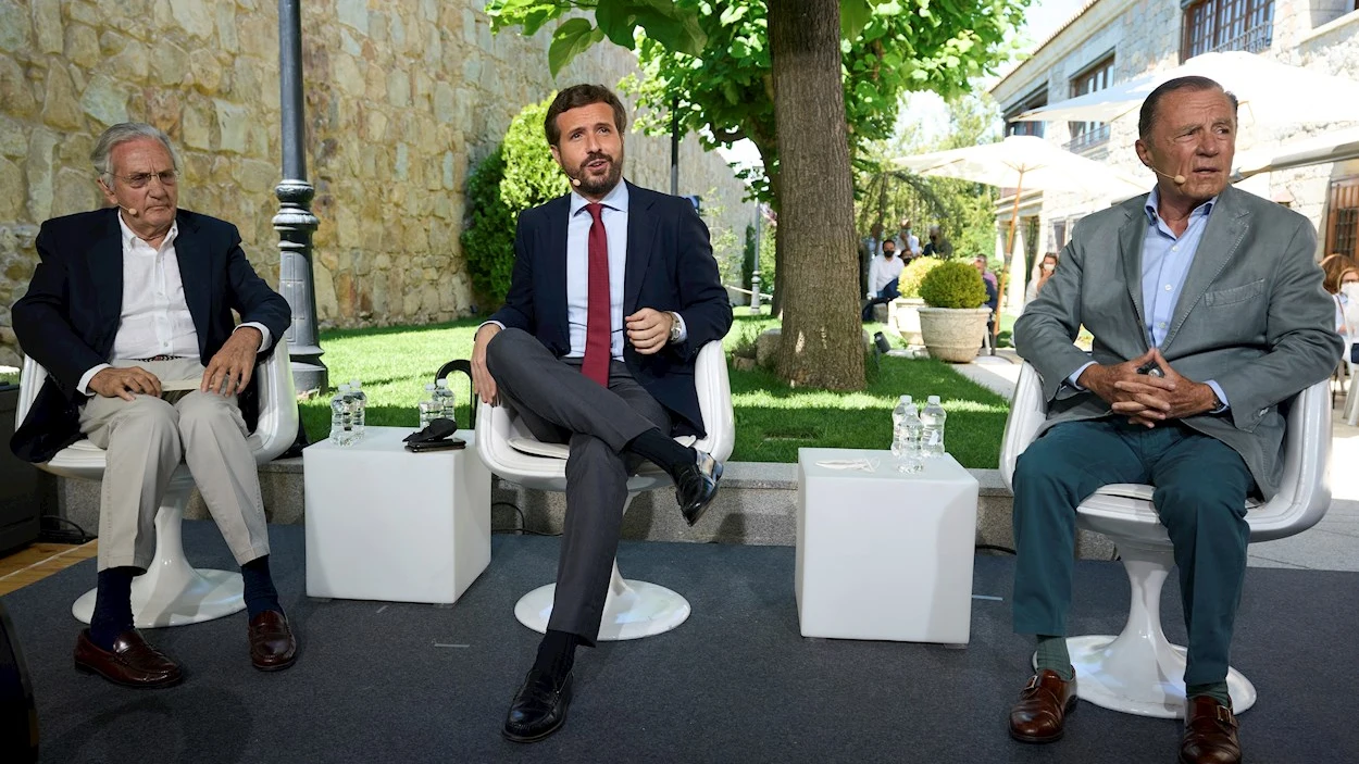 El presidente nacional del Partido Popular, Pablo Casado (c), el exministro y presidente de la Fundación Transición Española, Rafael Arias Salgado (i) y el exministro y diplomático Ignacio Camuñas El presidente nacional del Partido Popular, Pablo Casado (c), el exministro y presidente de la Fundación Transición Española, Rafael Arias Salgado (i) y el exministro y diplomático Ignacio Camuñas