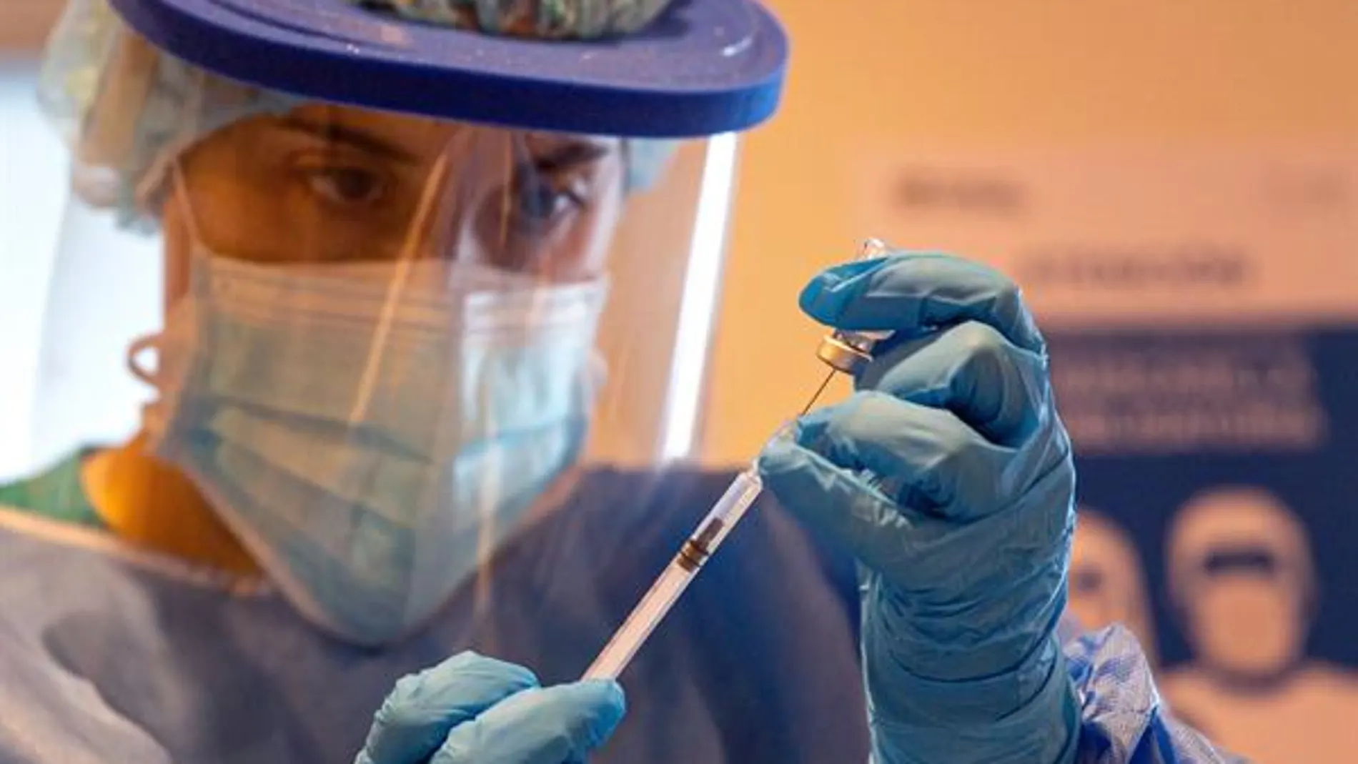 Una sanitaria prepara una vacuna contra el coronavirus