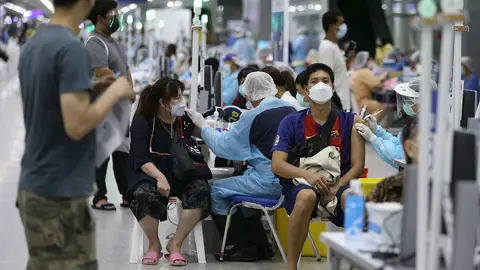 Centro de vacunación en Bangkok, Tailandia Centro de vacunación en Bangkok, Tailandia