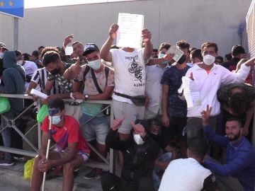 Colapsa la oficina de asilo del Tarajal tras la salida de varios marroquíes de Ceuta con destino a la Península