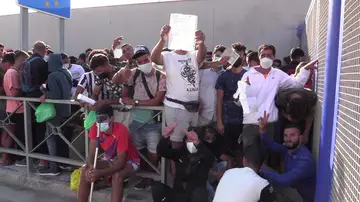 Colapsa la oficina de asilo del Tarajal tras la salida de varios marroquíes de Ceuta con destino a la Península Colapsa la oficina de asilo del Tarajal tras la salida de varios marroquíes de Ceuta con destino a la Península