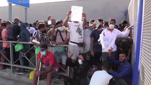 Colapsa la oficina de asilo del Tarajal tras la salida de varios marroquíes de Ceuta con destino a la Península Colapsa la oficina de asilo del Tarajal tras la salida de varios marroquíes de Ceuta con destino a la Península
