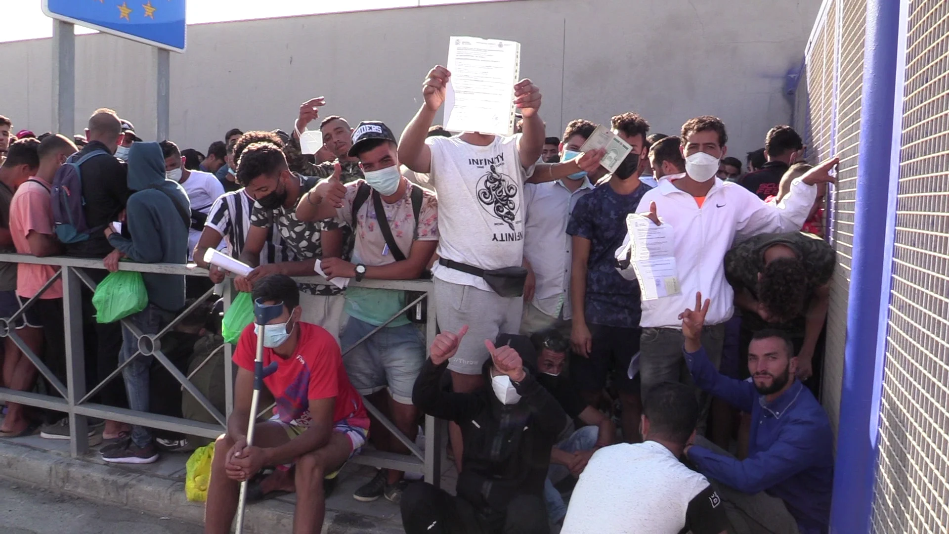 Colapsa la oficina de asilo del Tarajal tras la salida de varios marroquíes de Ceuta con destino a la Península Colapsa la oficina de asilo del Tarajal tras la salida de varios marroquíes de Ceuta con destino a la Península