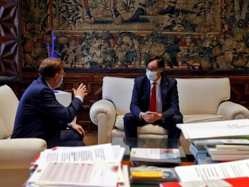 El president de la Generalitat, Ximo Puig, conversa con el jefe de la oposición del Parlament de Catalunya y exministro de Sanidad, Salvador Illa, con quién mantiene una reunión