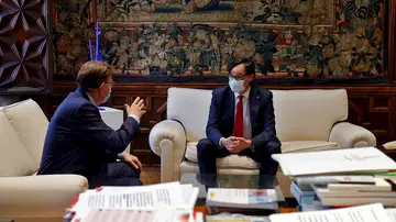 El president de la Generalitat, Ximo Puig, conversa con el jefe de la oposición del Parlament de Catalunya y exministro de Sanidad, Salvador Illa, con quién mantiene una reunión