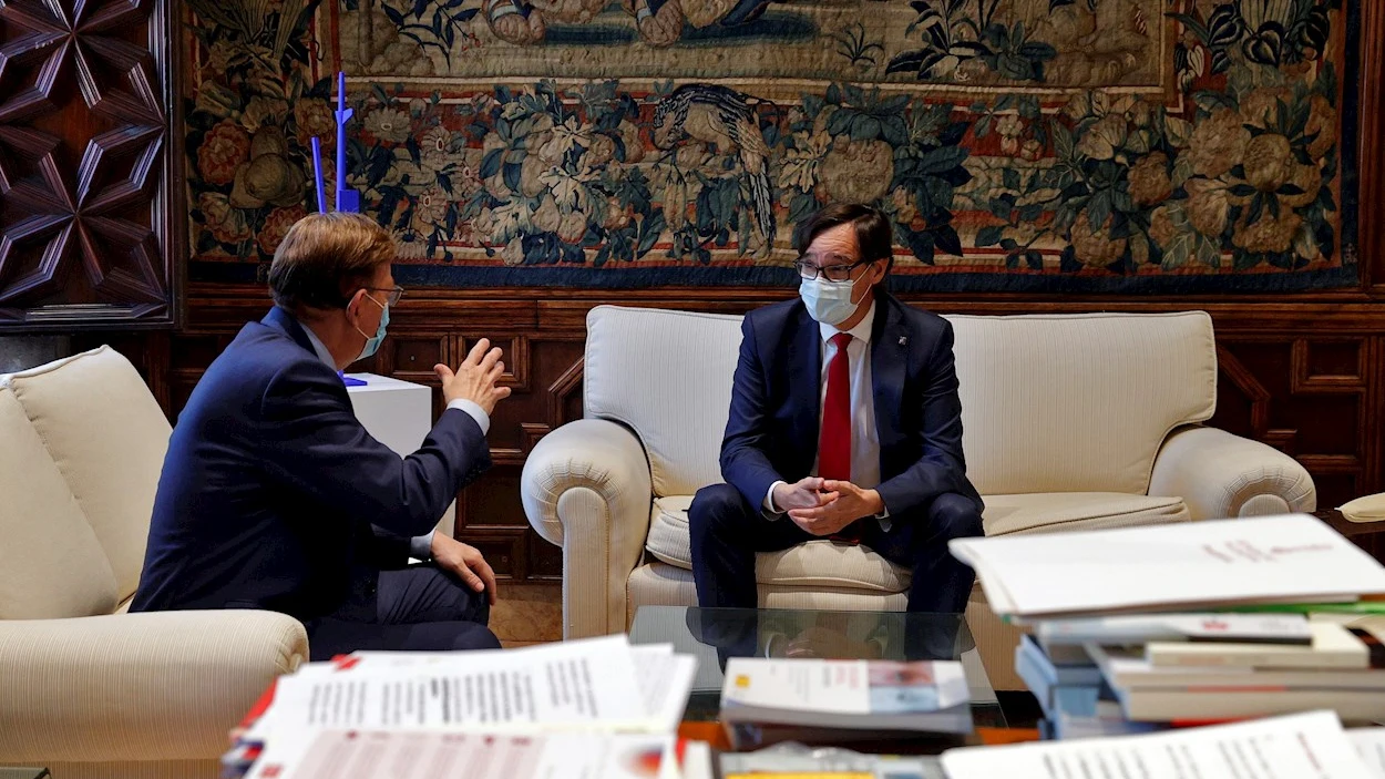 El president de la Generalitat, Ximo Puig, conversa con el jefe de la oposición del Parlament de Catalunya y exministro de Sanidad, Salvador Illa, con quién mantiene una reunión El president de la Generalitat, Ximo Puig, conversa con el jefe de la oposición del Parlament de Catalunya y exministro de Sanidad, Salvador Illa, con quién mantiene una reunión