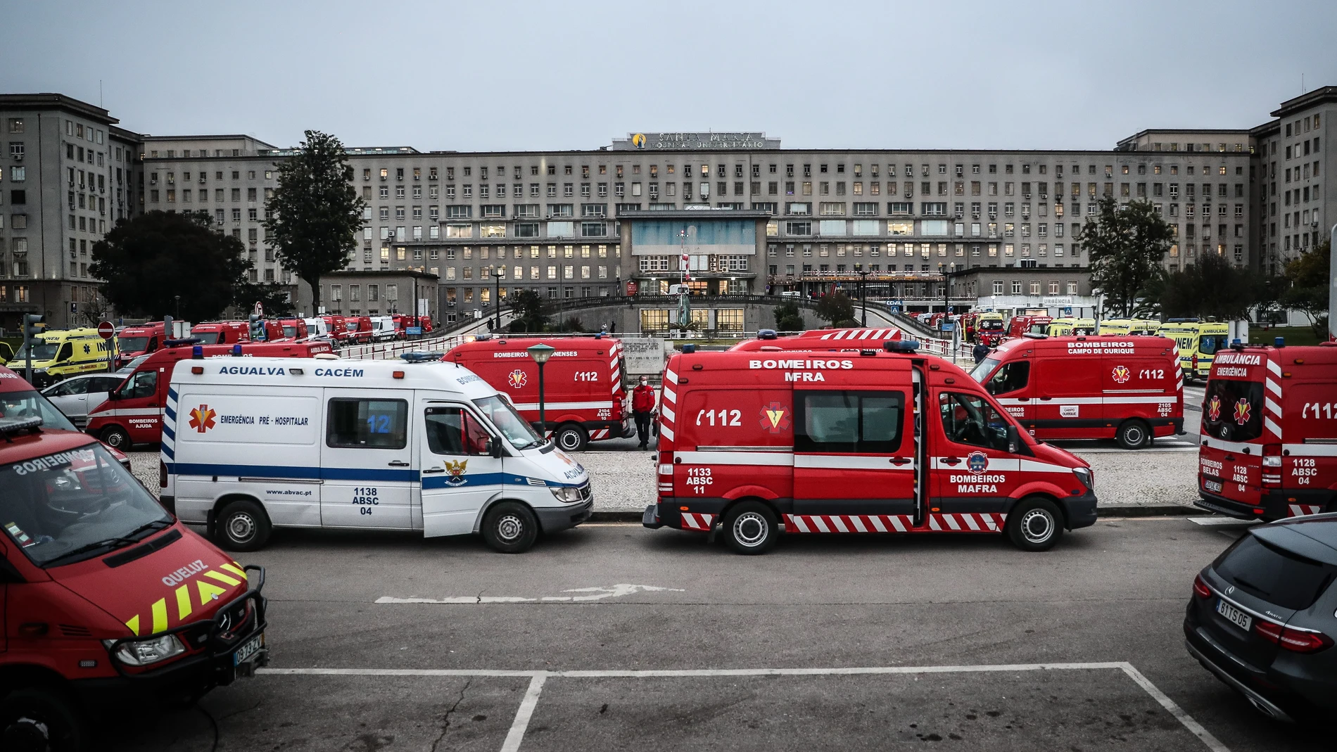 Ambulancias en el hospital de Santa Maria, en Lisboa