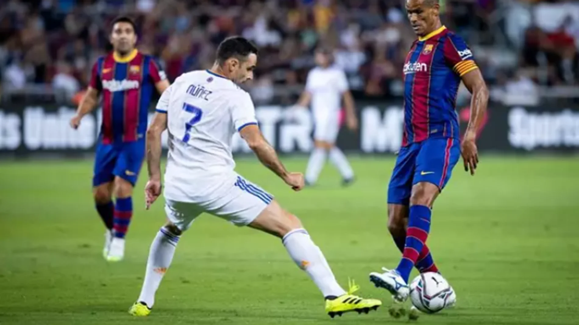 Rivaldo ante Núñez en el Clásico de Leyendas de Tel Aviv Rivaldo ante Núñez en el Clásico de Leyendas de Tel Aviv
