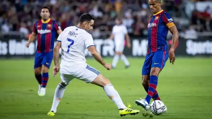 Rivaldo ante N&uacute;&ntilde;ez en el Cl&aacute;sico de Leyendas de Tel Aviv