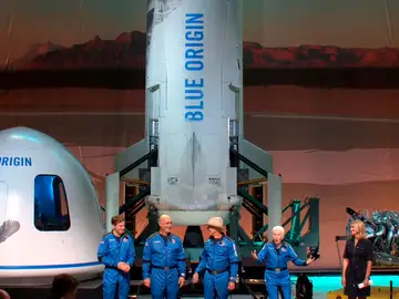 Oliver Daemen, Mark Bezos, Jeff Bezos, Wally Funk en la rueda de prensa posterior a viajar al espacio