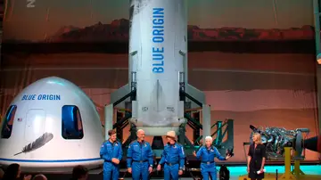 Oliver Daemen, Mark Bezos, Jeff Bezos, Wally Funk en la rueda de prensa posterior a viajar al espacio Oliver Daemen, Mark Bezos, Jeff Bezos, Wally Funk en la rueda de prensa posterior a viajar al espacio