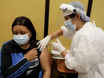 La OMS incluye a las embarazadas en la lista de prioridad para la vacunación contra el coronavirus