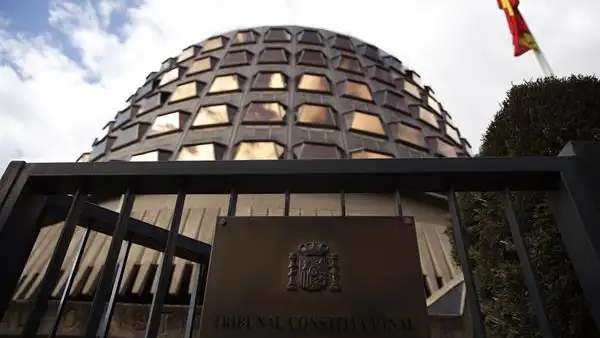 El Constitucional defiende que el estado de alarma ha de estar "estrictamente acotado en el tiempo y sometido a constante control" El Constitucional defiende que el estado de alarma ha de estar "estrictamente acotado en el tiempo y sometido a constante control"