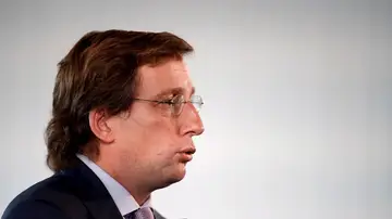 "¿Tú sabes la cantidad de 'memes' que va a haber con esto?", la entrevista de Almeida en un columpio "¿Tú sabes la cantidad de 'memes' que va a haber con esto?", la entrevista de Almeida en un columpio