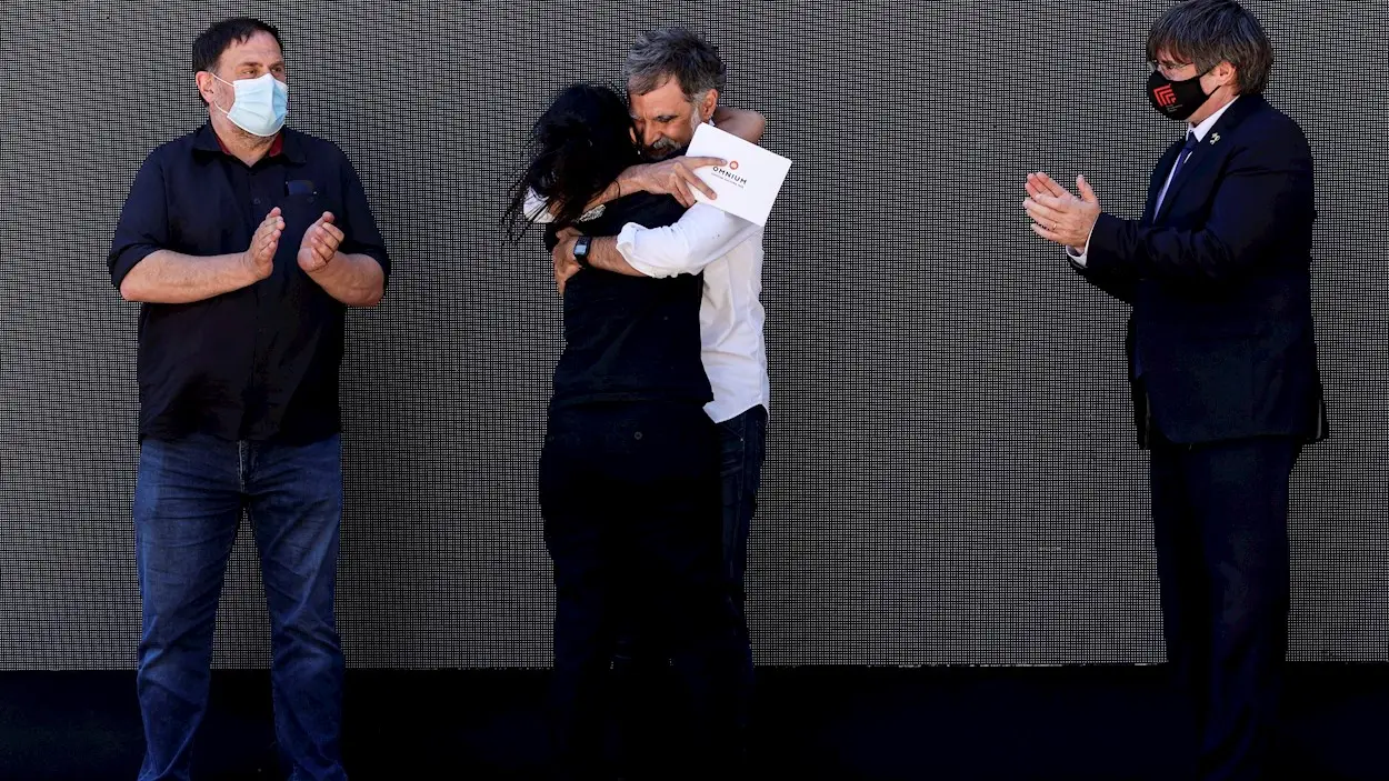 La plana mayor del independentismo, con el l&iacute;der de ERC, Oriol Junqueras (i) y el presidente de JxCat, Carles Puigdemont (d), y el presidente de Omniun Cultural, Jordi Cuixart (c) y la ex diputada de la CUP Anna Gabriel (c), a la cabeza