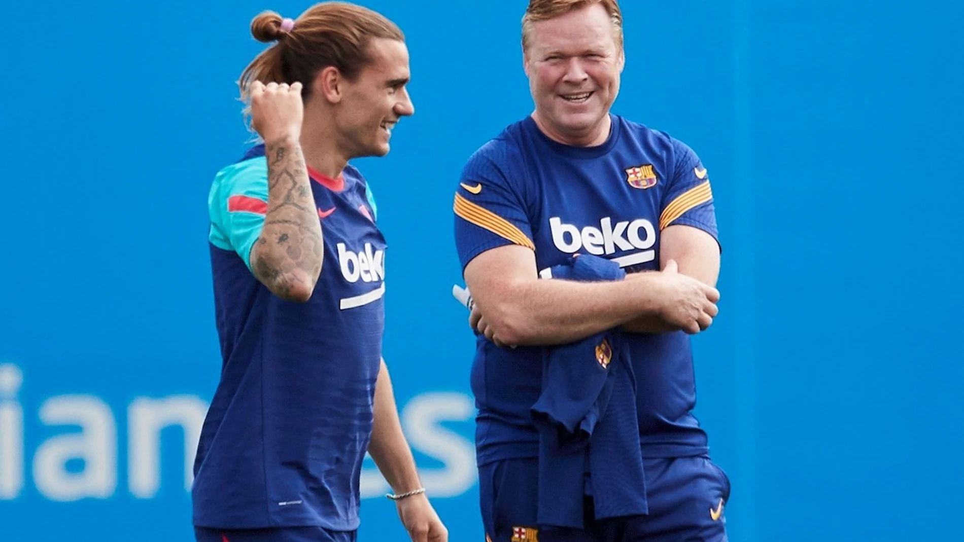 El técnico del Barcelona Ronald Koeman (d) y Griezmann, durante una sesión de entrenamiento en la ciudad deportiva Joan Gamper