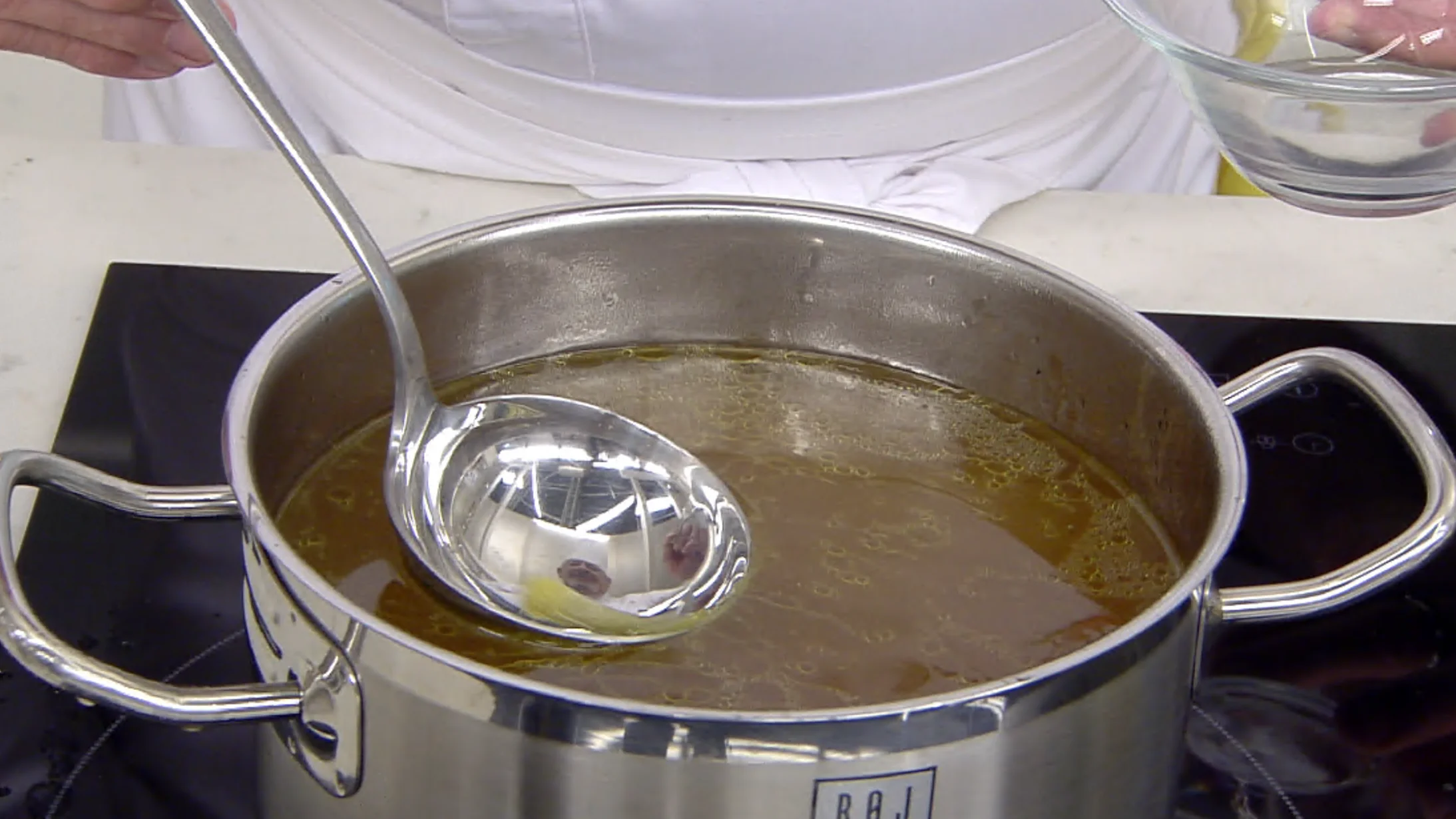 Arguiñano revela su truco para hacer más saludable un buen caldo Arguiñano revela su truco para hacer más saludable un buen caldo