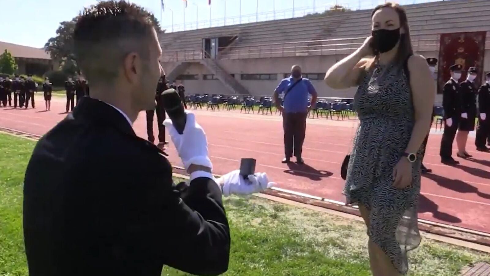 Un policía prepara una sorpresa por todo lo alto el día de su jura para pedirle matrimonio a su novia
