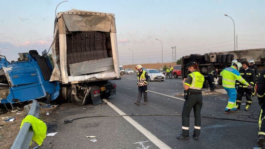 Imagen de archivo de un accidente de tr&aacute;fico con un turismo y un cami&oacute;n implicados