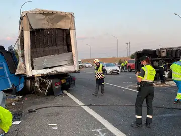 Imagen de archivo de un accidente de tráfico con un turismo y un camión implicados Imagen de archivo de un accidente de tráfico con un turismo y un camión implicados