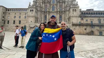 El sacerdote que fue modelo, arrasa en las redes y se tatúa al terminar el Camino de Santiago El sacerdote que fue modelo, arrasa en las redes y se tatúa al terminar el Camino de Santiago