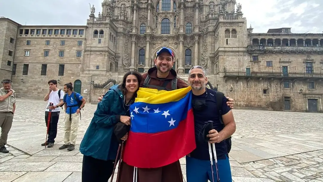 El sacerdote que fue modelo, arrasa en las redes y se tatúa al terminar el Camino de Santiago El sacerdote que fue modelo, arrasa en las redes y se tatúa al terminar el Camino de Santiago