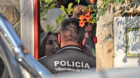 Paz Padilla hablando con la policía