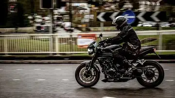 Conducción temeraria: Una moto pasa entre dos coches, se salta una línea continua y desobedece a las órdenes de un agente en Cataluña Conducción temeraria: Una moto pasa entre dos coches, se salta una línea continua y desobedece a las órdenes de un agente en Cataluña