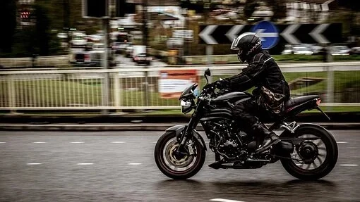 Conducción temeraria: Una moto pasa entre dos coches, se salta una línea continua y desobedece a las órdenes de un agente en Cataluña Conducción temeraria: Una moto pasa entre dos coches, se salta una línea continua y desobedece a las órdenes de un agente en Cataluña